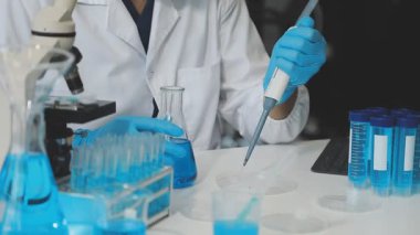 Laboratuvarda mikroskopla çalışan bilim adamı.