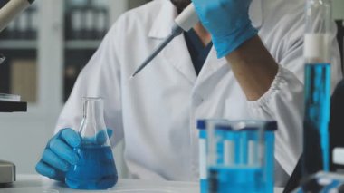 Erkek doktor laboratuarında deney tüpü tutuyor. Bilim konsepti.