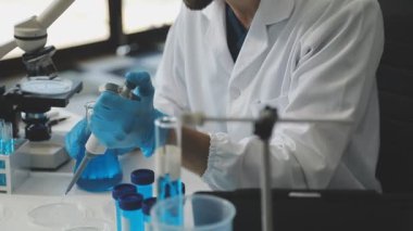 Laboratuvardaki genç bilim adamı.