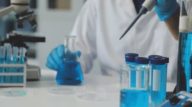 Laboratuvarda mikroskopla çalışan bilim adamı, bilim araştırması konsepti