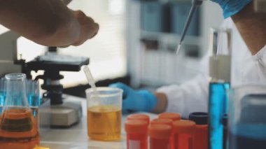 Laboratuvar araştırması. Bir adam bir matara ve elini tutuyor. Bilimsel ve tıbbi bilim konsepti