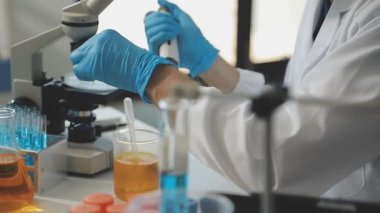 Laboratuvarda mikroskopla çalışan bilim adamı