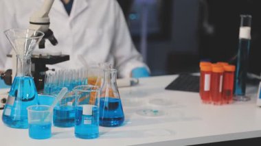 Laboratuvarda mavi tüplü bilim adamı.