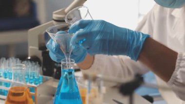 Laboratuvardaki kimyasal deney..