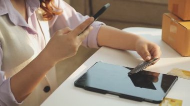 İş sahibi müşteriyi çevrimiçi dağıtıma, çevrimiçi alışverişe ve çevrimiçi pazarlamaya göndermek için cep telefonu kullanıyor.