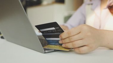 online alışveriş için dizüstü bilgisayar kullanan kadın