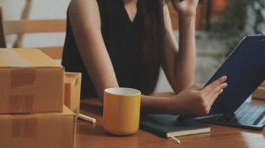 Ofiste dizüstü bilgisayarda çalışan genç adam.