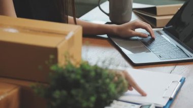 İnternetten alışveriş yapmak için akıllı telefon kullanan kadın.