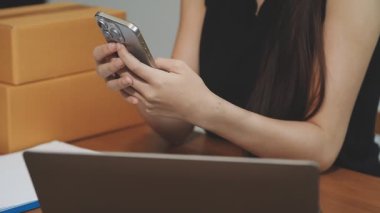 Cep telefonu kullanan genç kadın.