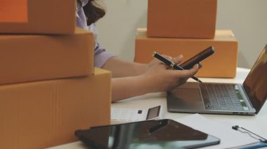 İşkadını ofiste dizüstü bilgisayarla çalışıyor, e - ticaret konsepti