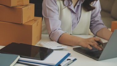 Görevdeki genç bayan.