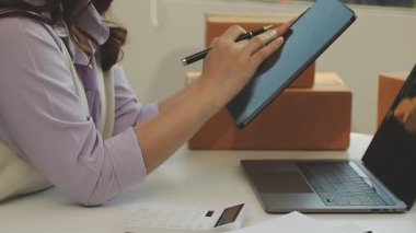 Ofiste tablet üzerinde çalışan kadın, yakın plan.