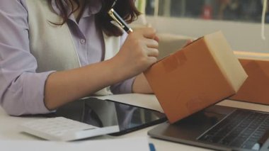 Ofiste çalışan kadın.