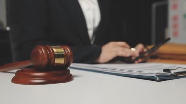 Ofisteki bir masada çalışan avukat.