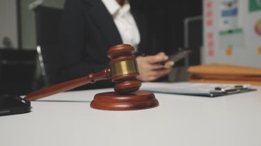 Avukat ya da yargıç tokmağı, hukuk kavramı