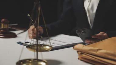 Belgeler, tokmak ve müvekkil ile çalışan avukat veya avukat