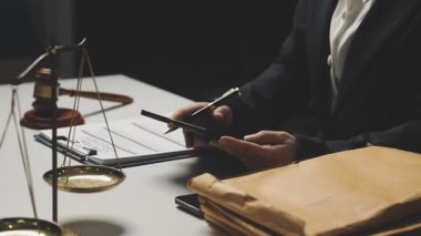 Avukat ya da avukat ya da avukatla ilgili hukuki tavsiyeler adalet ve hukuk belgelerinin terazisini tutuyor. Hukuk ve adalet kavramı.