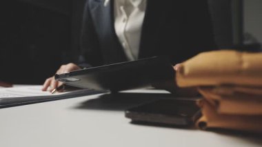 Masadaki bilgisayarda çalışan iş adamı