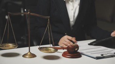 Yargıç tokmağı ve adaleti mahkeme salonunda..