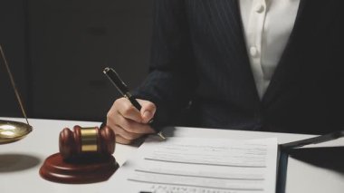 bir sözleşme imzalamadan işadamı