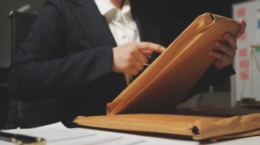 Elinde evrak çantası olan bir iş adamının fotoğrafını çek.