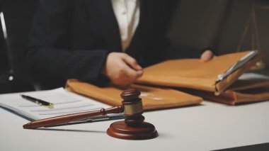 Yargıç Tokmak, belgeler ve belgelerle birlikte görevdedir.