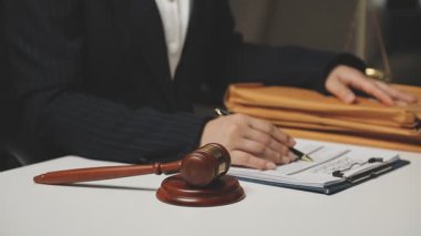 Avukat, hukuk bürosundaki evraklarla çalışıyor. Avukat, avukat ve hukuk kavramı