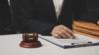 Avukat ya da yargıç ya da tokmak ve işadamı büroda belge ve belgelerle çalışıyor. Hukuk hizmetleri, hukuki danışmanlık, avukat, avukat, hukuk