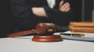 Erkek avukat ya da avukat, ofis masasında tokmak, hukuk ve hukuk firması, Yargıç Tokmak ve hukuk hizmetleri konsepti.