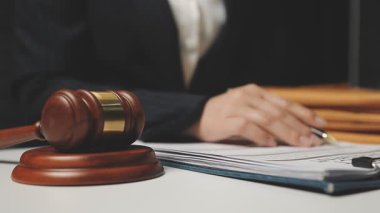 Yargıç vel ve tokmak masada, avukat ve hukuk teması