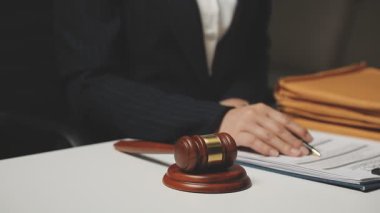 Tokmakla çalışan iş adamı