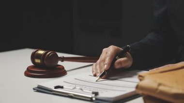 Ofiste çalışan iş adamı avukat