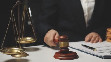 Avukat ya da avukat konsepti. Yargıç tokmak ve tartıyla büroda..