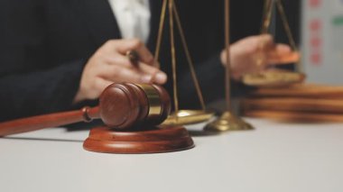 Hukuk teması. Avukat ve yargıç. Tahta masadaki tokmak..