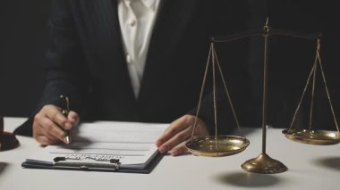 Avukat, yargıç tokmak, hukuk kitabı ve yasal adalet terazileri. Hukuk firması