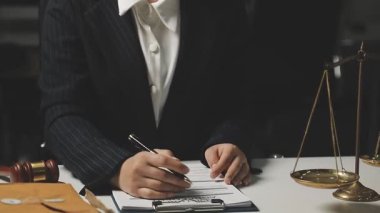 İş adamlarının ellerindeki belgeyi kapatması ve işyerinde, sözleşmede, sözleşmede, sözleşmede, sözleşmede, sözleşmede, sözleşmede, sözleşmede belgeyi imzalaması.