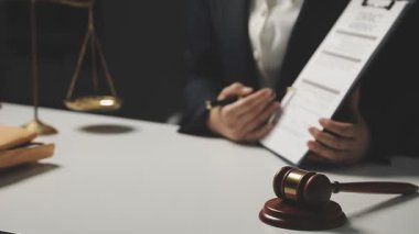 Avukat, avukat ya da hukuk bürosu kavramı, avukat, avukat, hukuki belgeleri olan yargıç tokmağı..