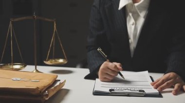 Yargıç Tokmak ve avukat ofiste çalışıyor. Hukuk ve adalet teması. Hukuk ve hukuki danışmanlık kavramı.