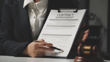 İş adamı sözleşmeyi bir sözleşmeyle imzalıyor