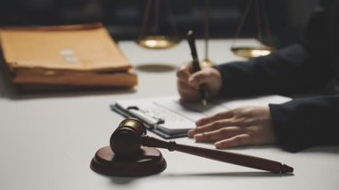 Ofiste çalışan avukat ya da avukat. Avukat yasal bir yasadır, hukuki hizmetlerdir. Yasal belgeler, hukuk hizmetleri.