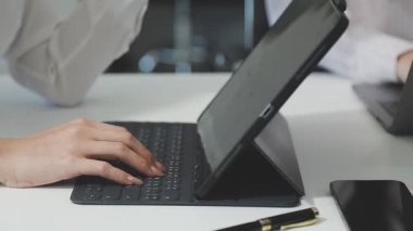 İşadamı ofiste dizüstü bilgisayarla çalışıyor.