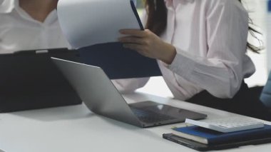 İş ekibi masadaki mali verileri tartışıyor.