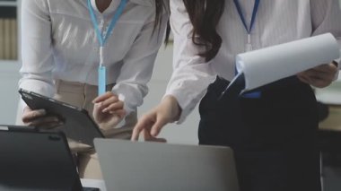 Genç iş adamları birlikte çalışıyor.