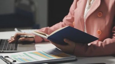 Masadaki dizüstü bilgisayarda çalışan iş kadını.