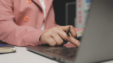 Ofiste dizüstü bilgisayarda çalışan kadın, yakın plan.