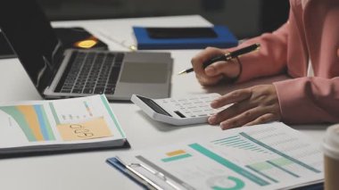 İş adamları mali raporu tartışıyor ve planlıyor