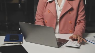 İş yerinde dizüstü bilgisayar kullanan genç bir iş kadını