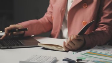 Ofis masasında çalışan iş kadını.