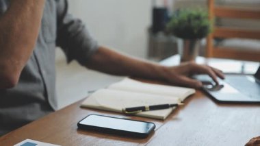 Adam evde dizüstü bilgisayar kullanıyor, ofiste çalışıyor..