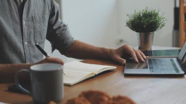 İşadamı tahtaya not defteri yazıyor..